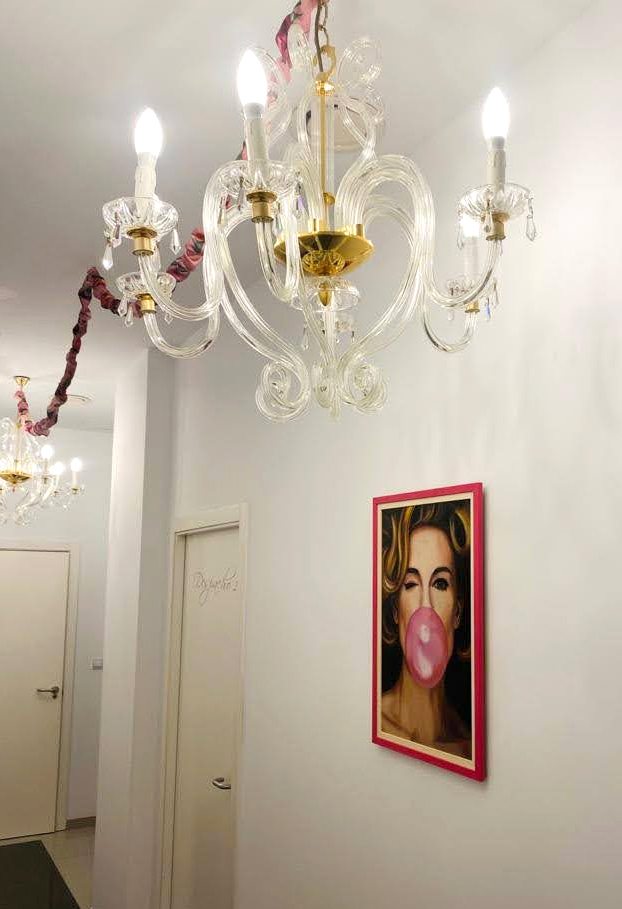 Una clínica de medicina estética en Sevilla decorada con sumo gusto y un par de retratos de María del Roxo