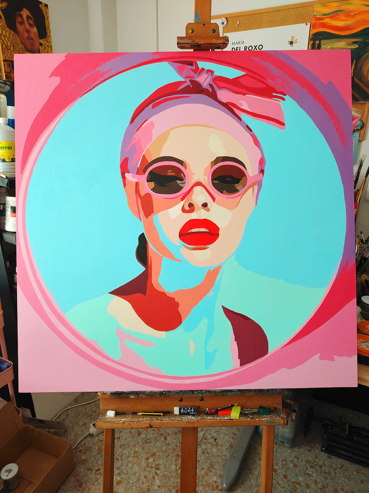 31725-arte-maria-del-roxo-retrato-pop-color-rosa-vintage-gafas-rosas-pintura-2